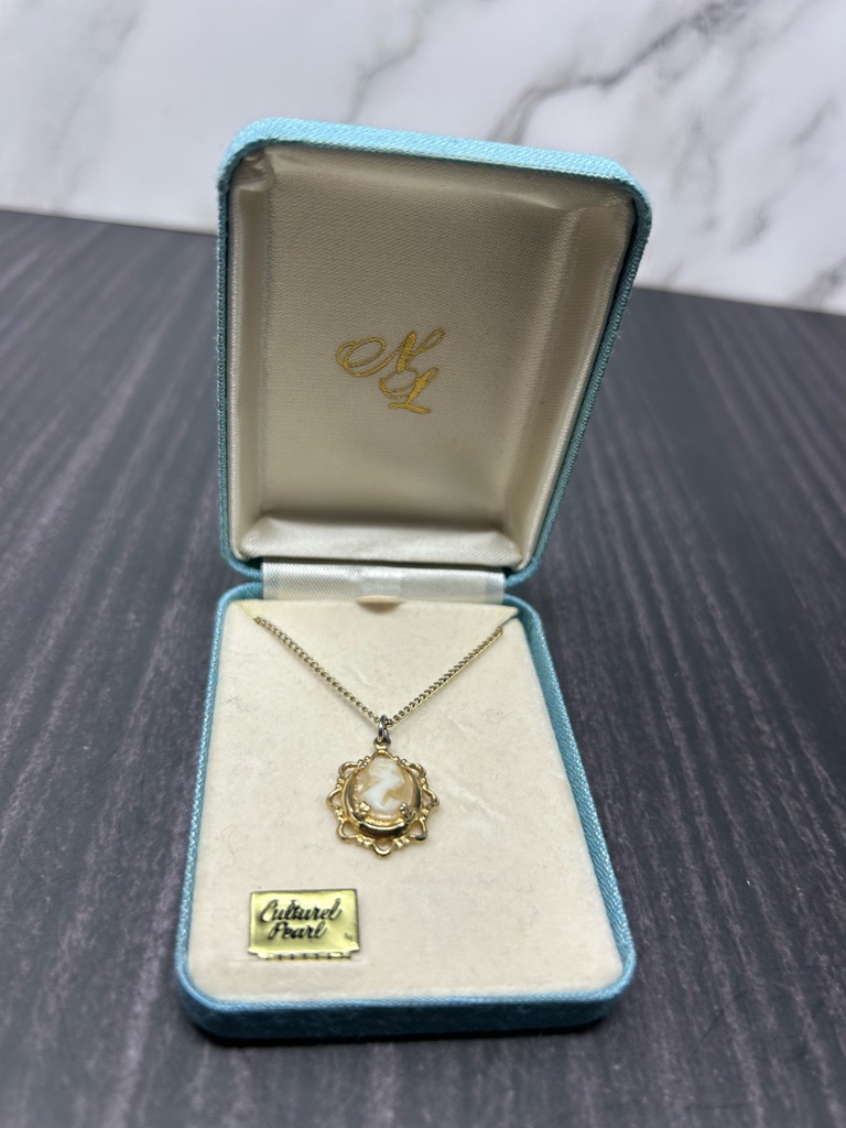 Vintage Cameo Pendant Necklace Cultured Pearl Gold Tone Chain Oval Cameo 18$